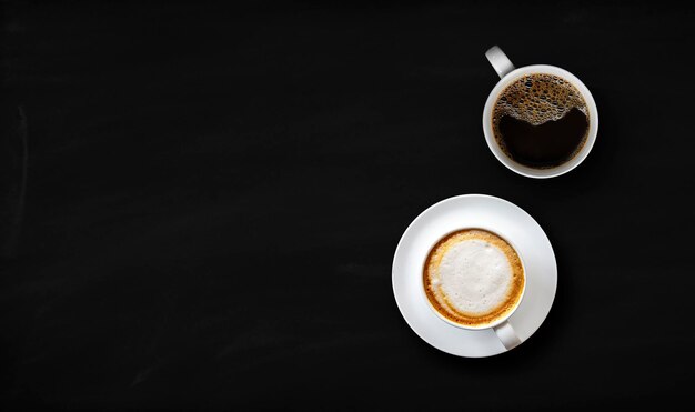 Photo café chaud et haricots sur une table en bois noir à l'arrière-plan vue supérieure