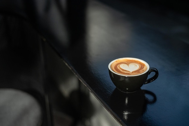 café chaud latte art forme de coeur