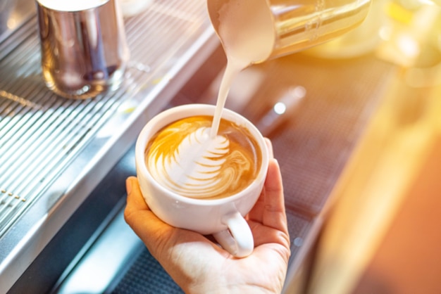 Café chaud latte dans une tasse blanche