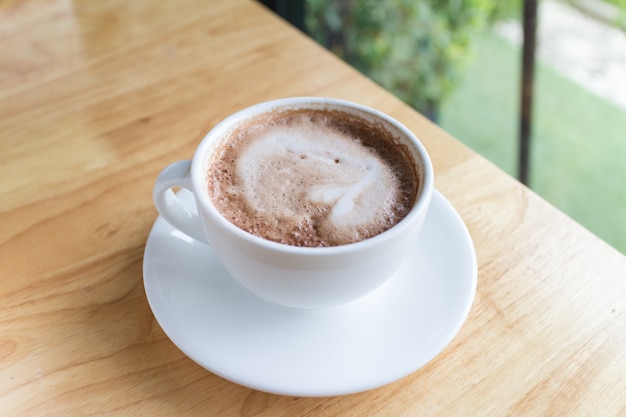 Café chaud moka au lait mousseux dans un café de campagne