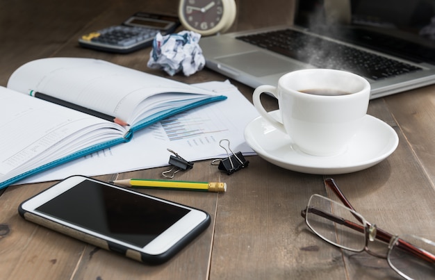 Café chaud avec ordinateur portable ordinateur portable