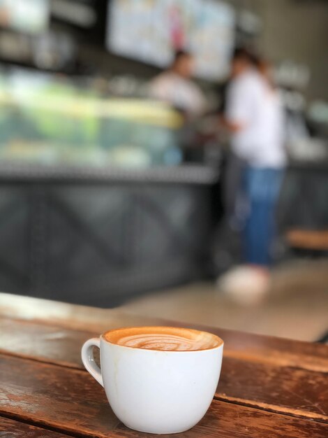 Café chaud sur une table en bois dans un café