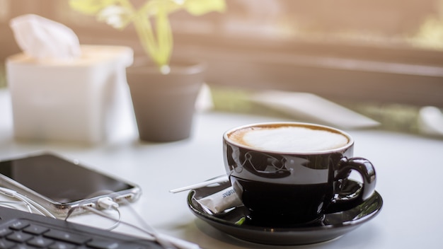 Café chaud sur une table en bois dans un café