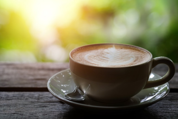 Café Chaud Sur Une Table En Bois Sur Fond Vert