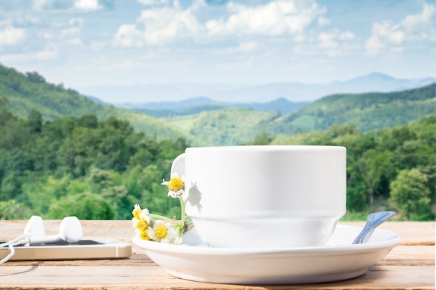 café chaud sur la table en bois