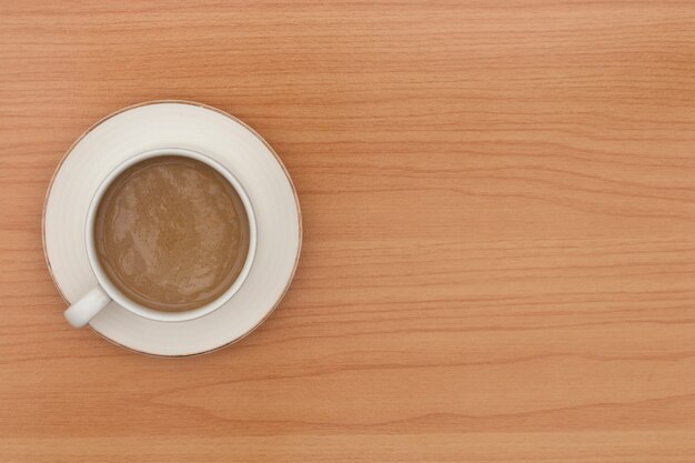 Café chaud sur table en bois.