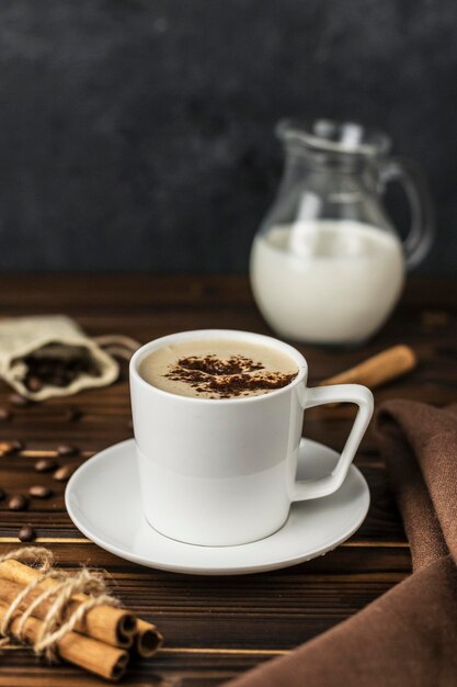 café chaud sur table en bois