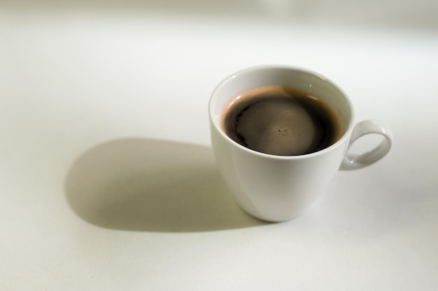 Café chaud sur une table avec de la crème qui y est versée montrant la texture