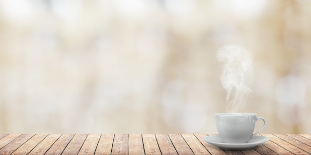 Café chaud sur la table sur un fond d'hiver