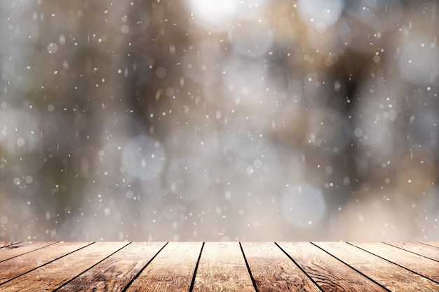 Café chaud sur la table sur fond d'hiver