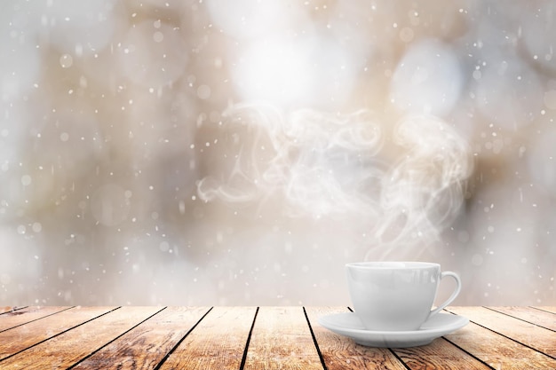 Café chaud sur la table sur un fond d'hiver