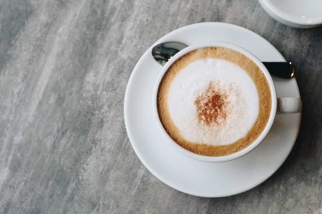 Café chaud sur une table de marbre