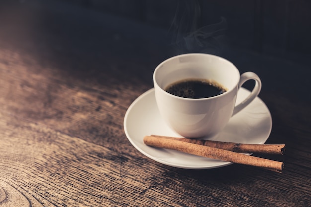 Café chaud, tasse à café expresso. Café à la cannelle sur table en bois.