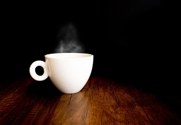 Café chaud, à, vapeur, de, a, tasse, sur, table bois, et, arrière-plan noir