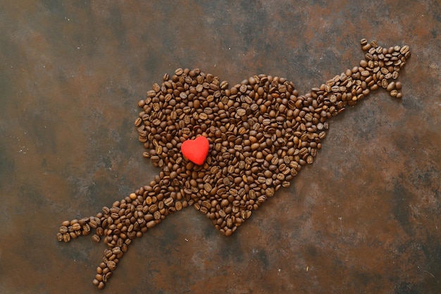 Café coeur grains de café torréfiés en forme de coeur sur fond de pierre lumineuse concept d'amour du café