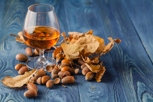 Café et cognac sur table en bois bleu