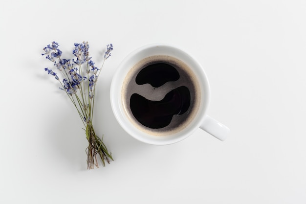 Café avec composition de fleurs sur la table