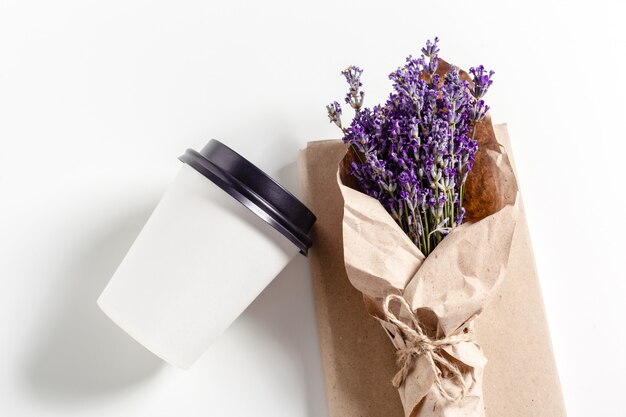 Café avec composition de fleurs sur la table