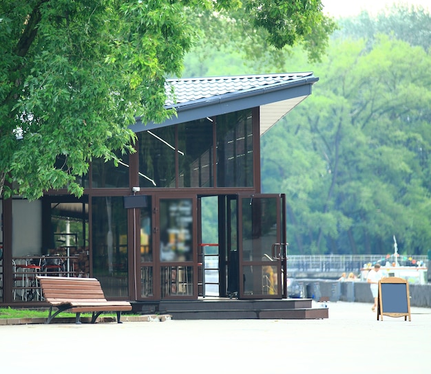 Café confortable au centre du parc de la ville