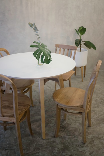 Café confortable avec meubles en bois