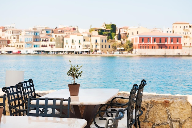 Café sur la côte de la mer à La Canée, île de Crète, Grèce. Mise au point sélective