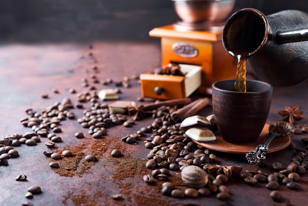 Le café coule dans la tasse.