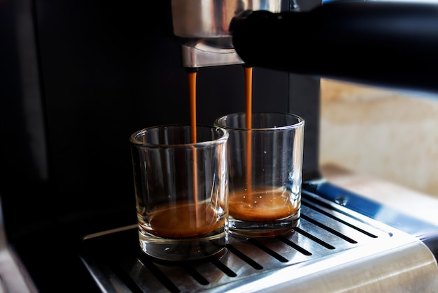 Le Café Coule De La Machine à Café.