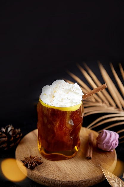 Café créatif avec crème fouettée à la cannelle et à la cardamome parmi les décorations de Noël Boisson et nourriture traditionnelles esthétiques de Noël