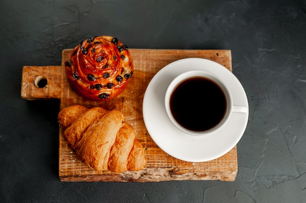 Café Et Croissant, Pain Sur Une Table En Pierre. Petit Déjeuner Le Matin, Avec Copie Espace Pour Le Texte