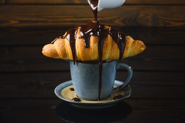 Café avec un croissant