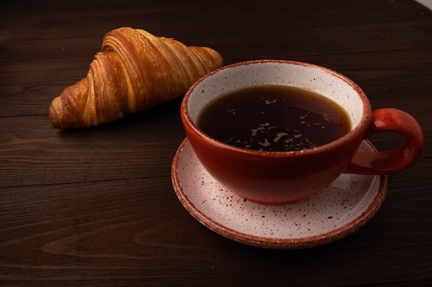 Café et croissants sur table en bois