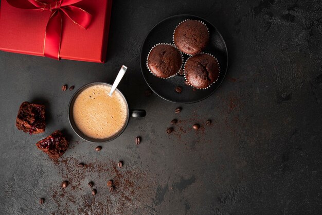 Café avec des cupcakes au chocolat sur fond sombre. Café avec muffins au chocolat fourrés aux groseilles. photo de haute qualité