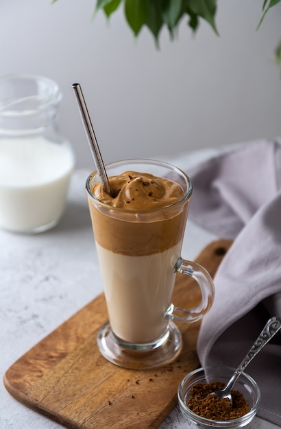 Photo café dalgon froid, une boisson coréenne avec du café fouetté et du lait