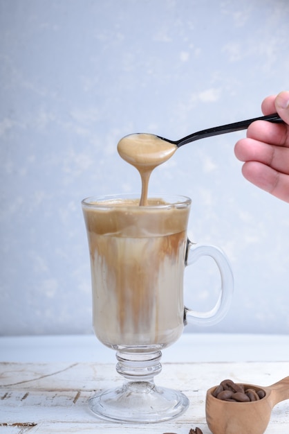 Café dalgona ou café instantané fouetté Nouvelle tendance de boisson populaire fond blanc