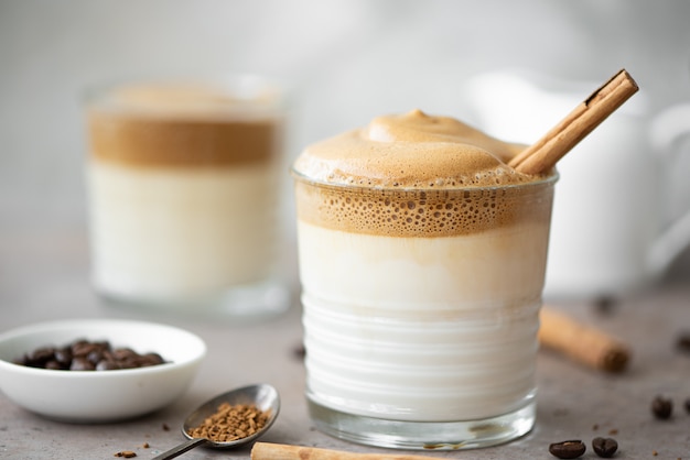 Café Dalgona à la cannelle dans des verres