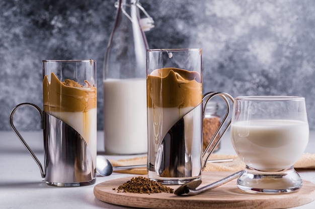 Photo café dalgona avec une mousse fouettée fraîche et moelleuse dans des verres.