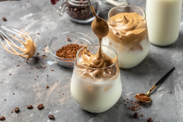 Café Dalgona Recette de café fouetté coréen à la mode Boisson coréenne populaire latte avec mousse de café instantané Boisson moelleuse