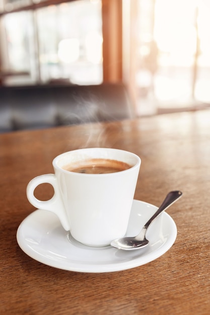 Café dans un café sur une table en bois.