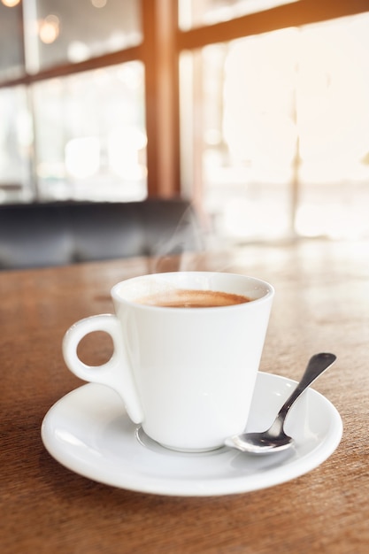 Café dans un café sur une table en bois.