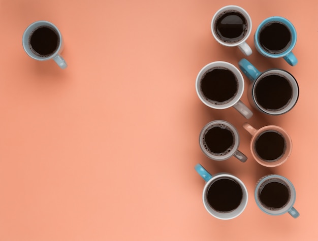 Café dans les différentes tasses sur fond rose. Flatlay, concept de jour gai avec espace copie