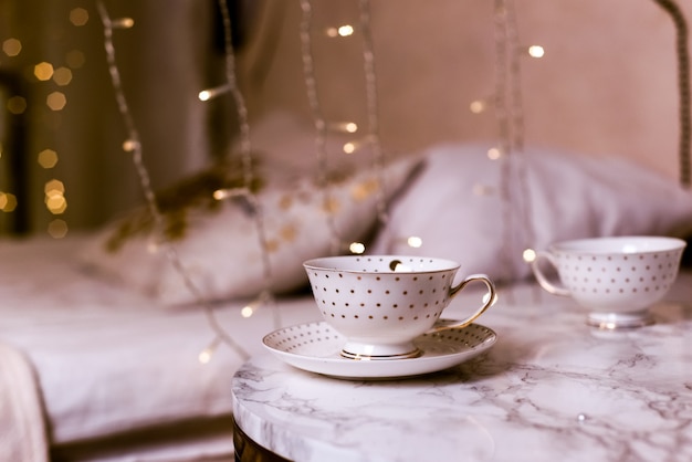 Café dans une maison sur une table en bois avec un beau fond et des décorations, décoration de fête