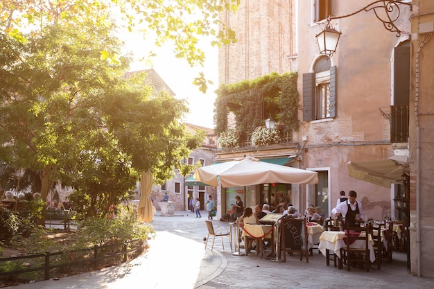 Café dans la rue Venise