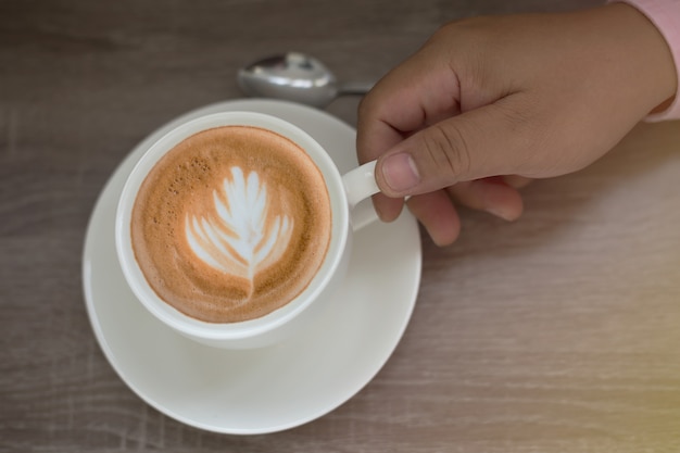 Photo café dans une tasse blanche sur la table.