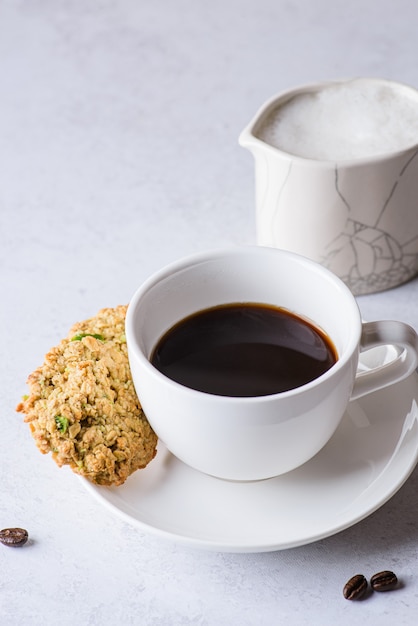 café dans une tasse avec de la cannelle et du lait