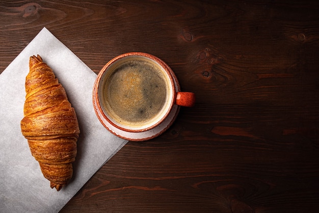 Croissant Au Café à Emporter Dans Un Gobelet En Papier, Petit