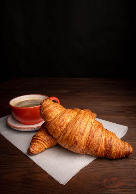 Café dans une tasse et croissant