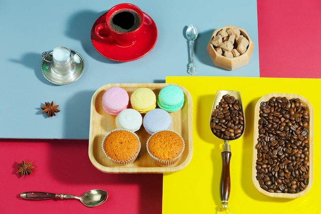 Café dans une tasse avec dessert sur un fond de couleur vive