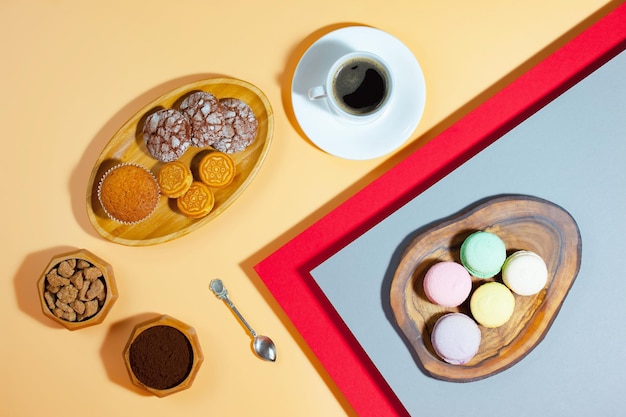 Café dans une tasse avec dessert sur un fond de couleur vive