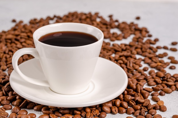 Café dans une tasse avec des grains de café