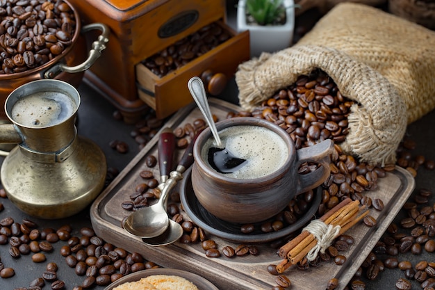 Café dans une tasse sur un de grains de café ,.